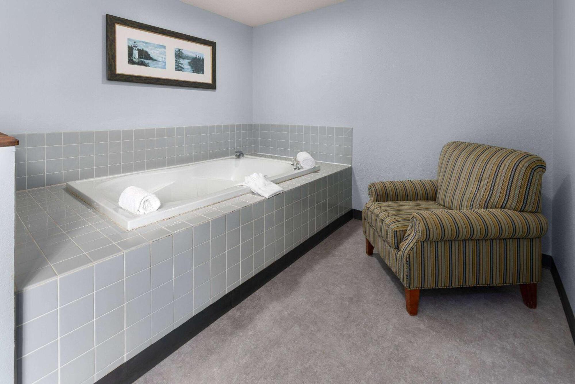 Days Inn By Wyndham Iron Mountain Eksteriør billede